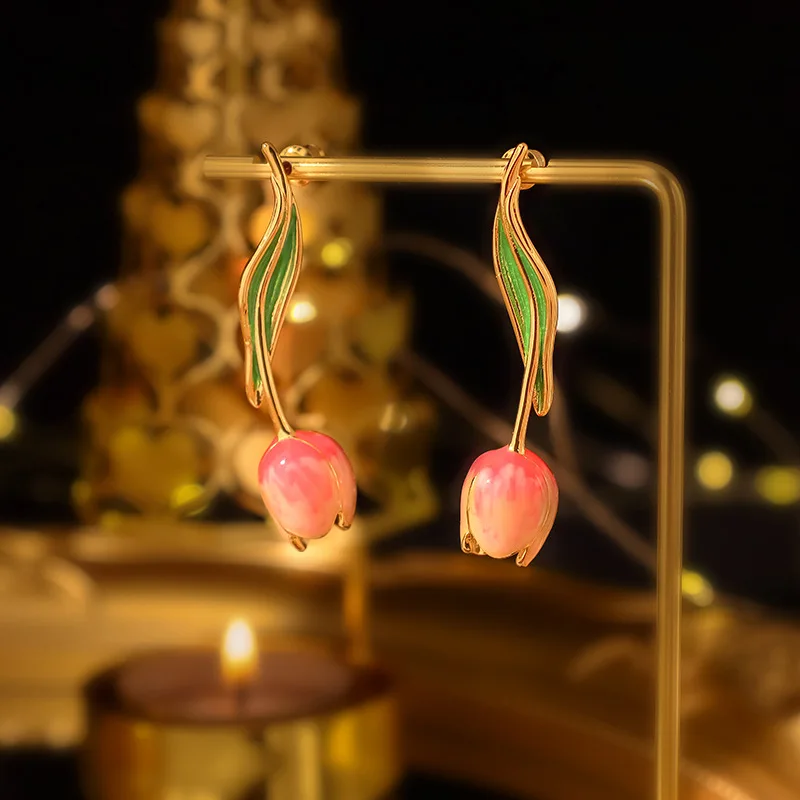 Pendientes de tuerca de esmalte hechos a mano románticos suaves, flor de tulipán pintada en rosa, serie Pastoral dulce, pendientes de gama alta