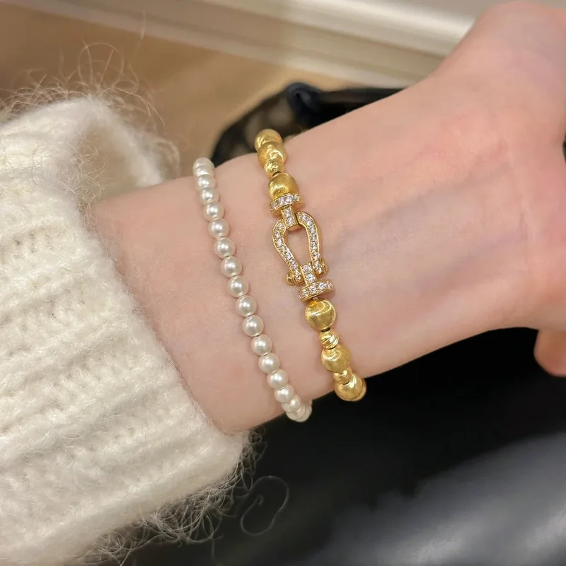 Retro cat-eye horseshoe-style clasp bracelet for women, mid-century style elastic rope hand accessory, jewelry for ladies