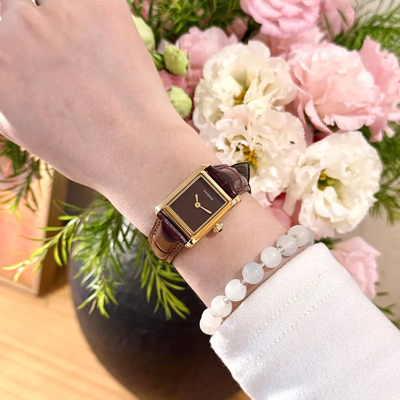 ساعة كوارتز نسائية راقية وبسيطة على شكل مربع مع ملمس فاخر قديم وصغير، مثالية للطلاب.