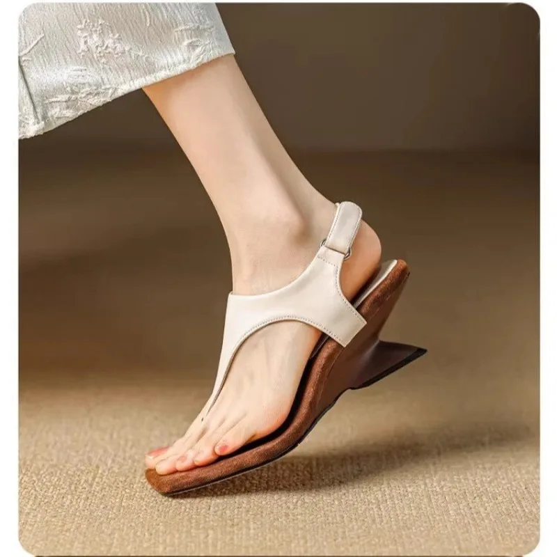 Clip Toe Sandals Women Mid Heels Shoes 2024 Fashion New Beach Slippers Designer Summer Cozy Pumps Slides Women Retro Trend Shoes