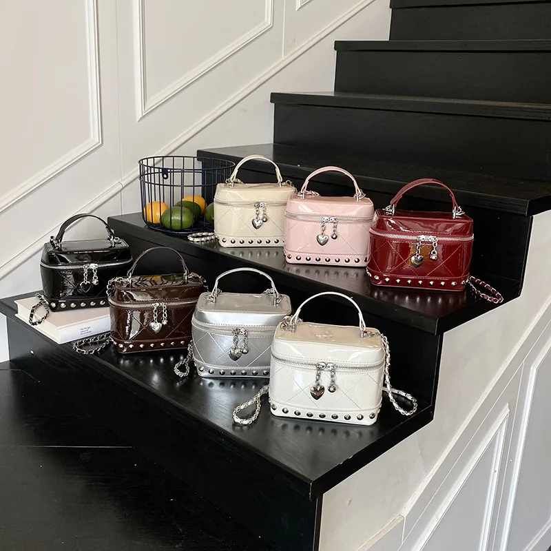 

Женская мини-сумка через плечо с красной цепочкой, персонализированные вечерние квадратные сумки с заклепками, шикарные сумки на одно плечо на молнии с сердечком