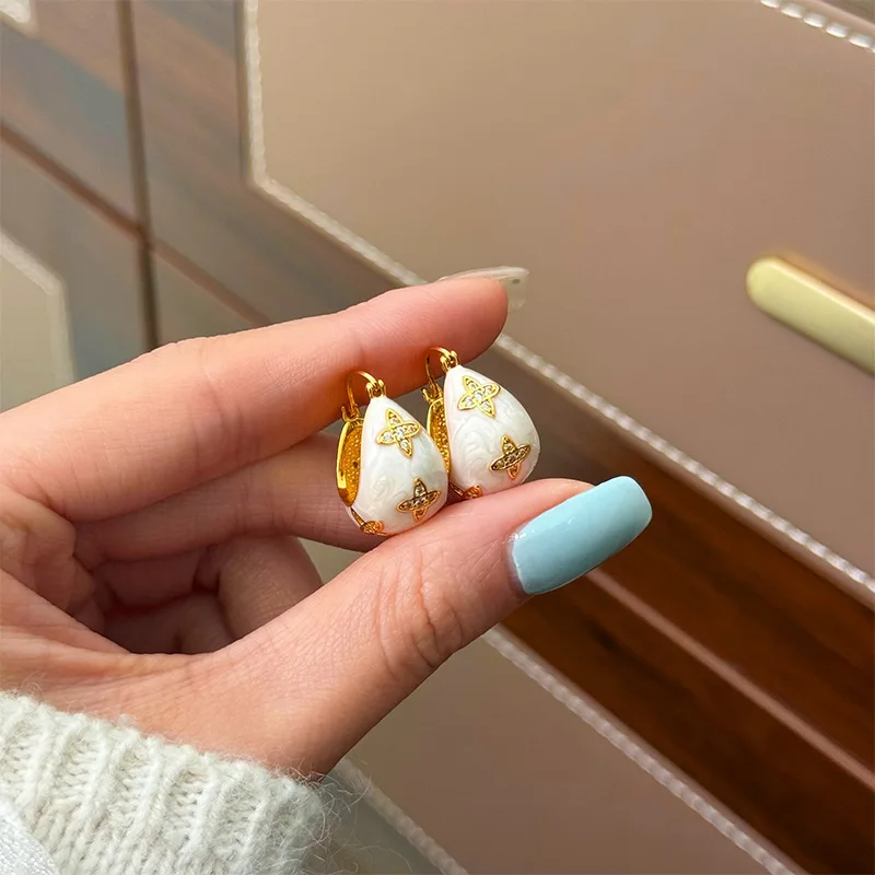 

Simple, Fashionable, Exquisite White Enamel Four Leaf Clover Earrings for Women, Personalized and Versatile Recipe