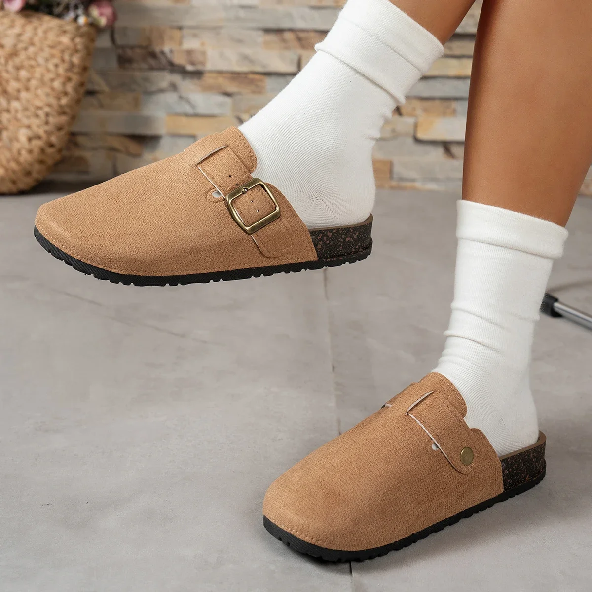 Damen Wildleder Clog Mule Pantoletten mit Verstellbarer Schnalle, Geschlossener Zehenpartie, Rückenfreie Flache Schuhe für Innen und Außen, Freizeit-Schuhe – Detail 16