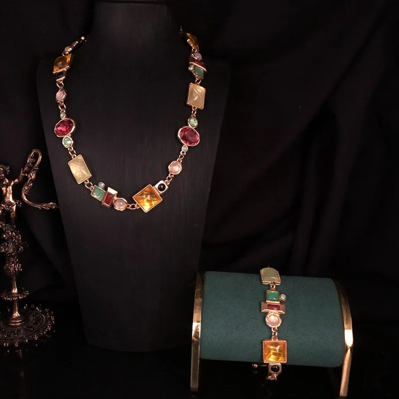 

Винтажный красочный комплект ювелирных украшений с кристаллами для женщин: геометрическое ожерелье и браслет с драгоценными камнями, элегантные ретро-аксессуары для вечеринок