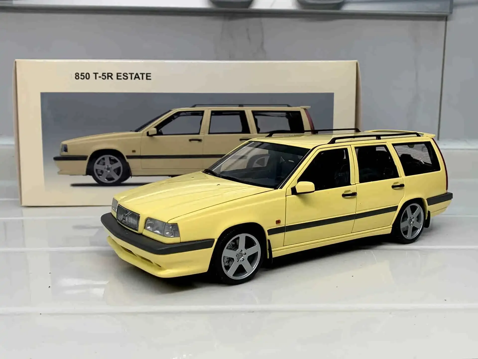 Autoart 1:18 850 T-5R Estate Wagon Yellow/Red Alloy Fully Open Simulation Limited Edition Alloy Metal Static Car Model Toy Gift