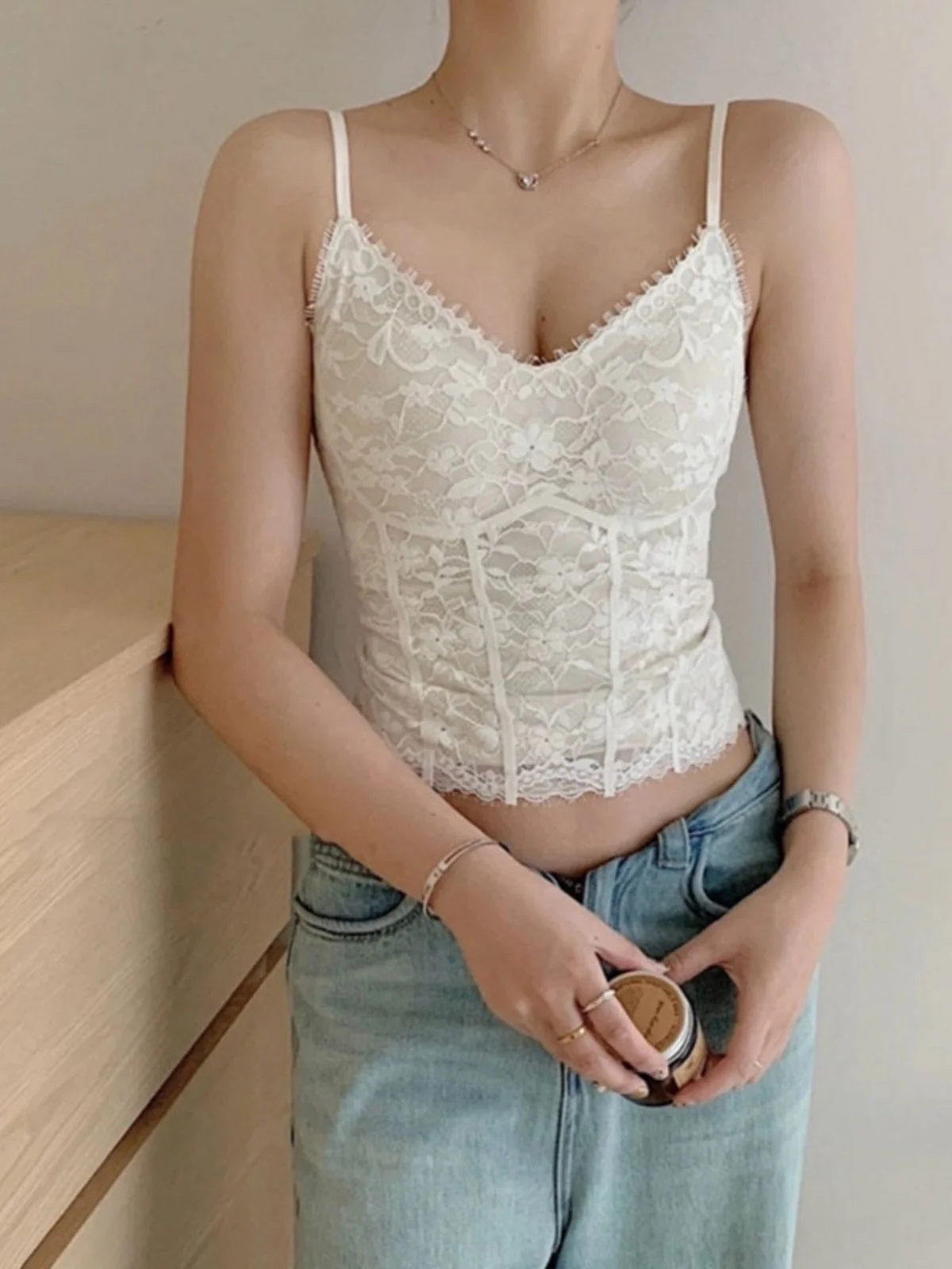 Women's Lace Crop Top Vest V-Neck Strapless Integrated Design with Chest Pad Beautiful Back Bra Fishbone Chest Clothes