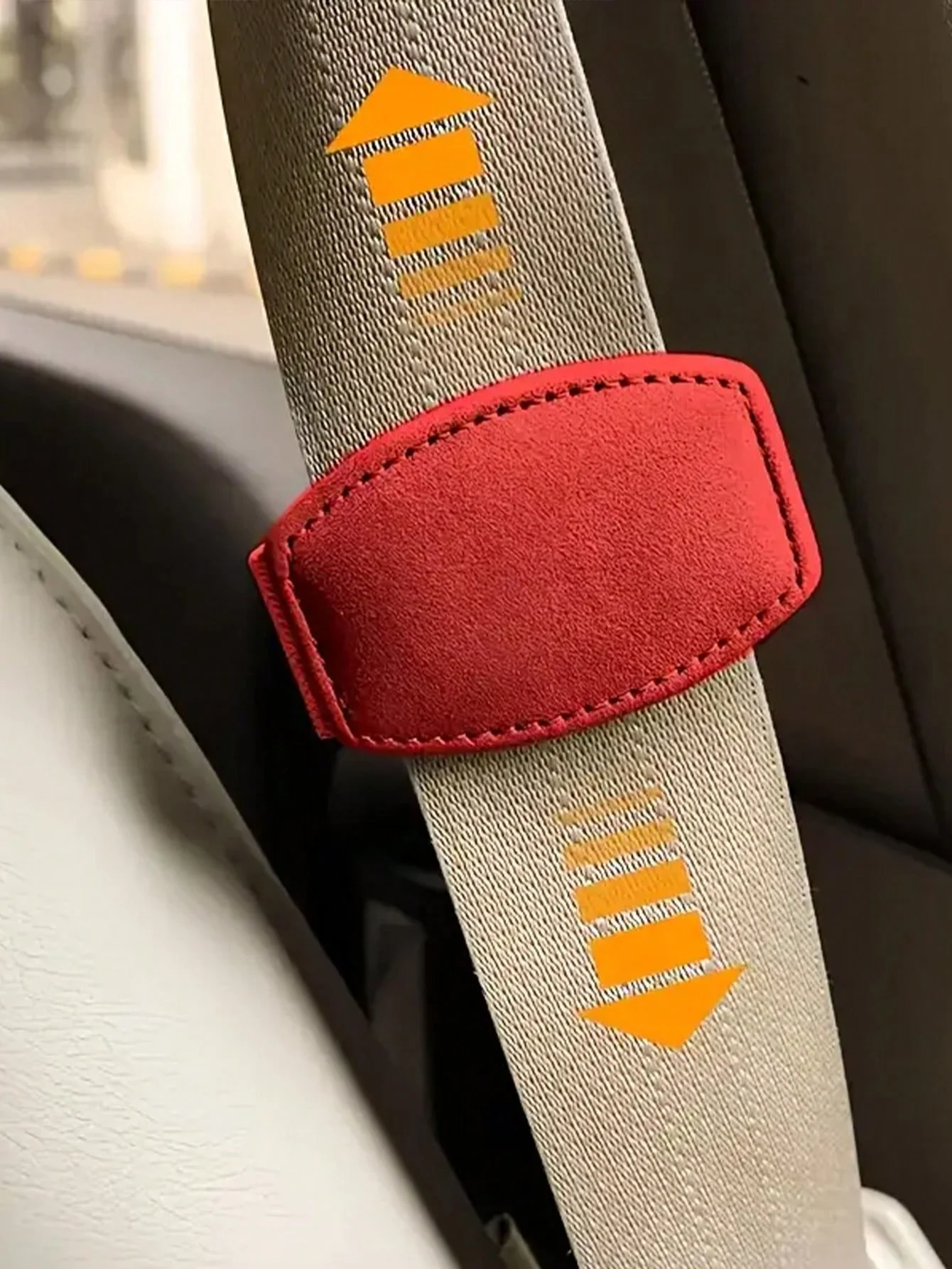 أداة ضبط حزام الأمان المغناطيسية - نسيج الكانتارا الناعم، تصميم غير قابل للانزلاق، حامل مغناطيسي قوي - يقلل من الضغط، ويعزز الراحة،