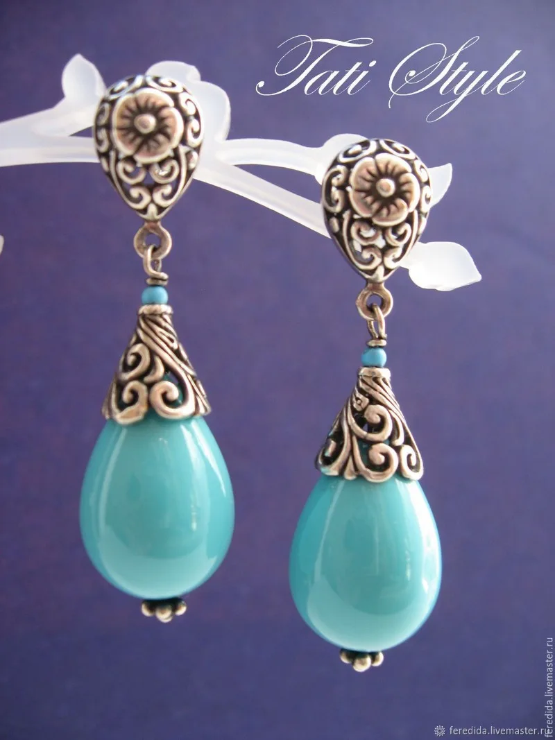 

Retro hollow water drop-shaped blue gem earrings cold wind niche design stud earrings simple personalized accessories