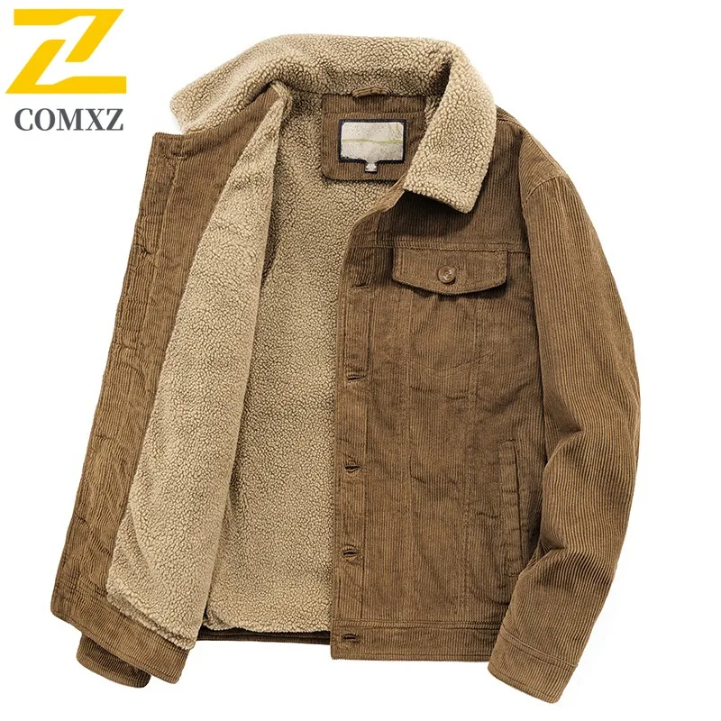 COMXZ 2025 الرجال سروال قصير شيربا مبطن سميكة عمال سترة الشتاء متعددة جيب فو الفراء طوق معطف دافئ خفيف الوزن