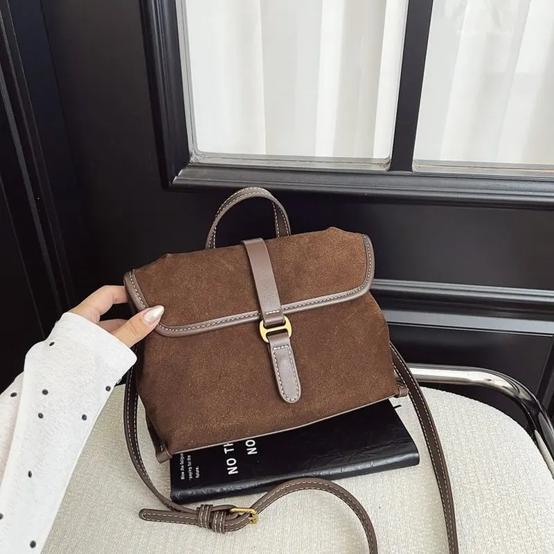 Elegant asymmetrical shoulder bag，With adjustable flip cover，Unisex design，Suitable for use in offices and universities，Perfect