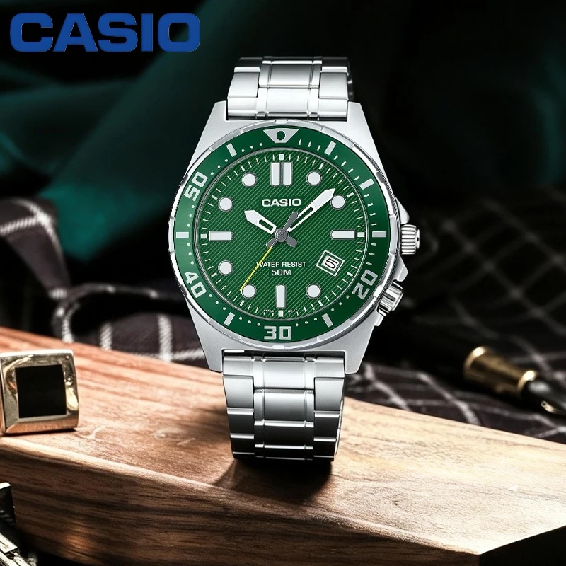 Reloj de hombre Casio MTD-135D, estilo clásico de reloj de buceo, con esfera luminiscente, resistente al agua hasta 50 metros, correa de acero inoxidable y movimiento de cuarzo.