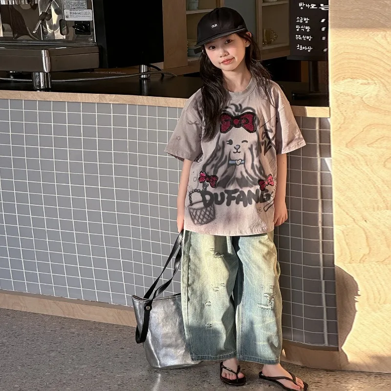 

Костюм для девочек: летний повседневный комплект из двух предметов (футболка с милым мультяшным принтом собаки и широкие джинсы) – детская одежда, коллекция 2026 года