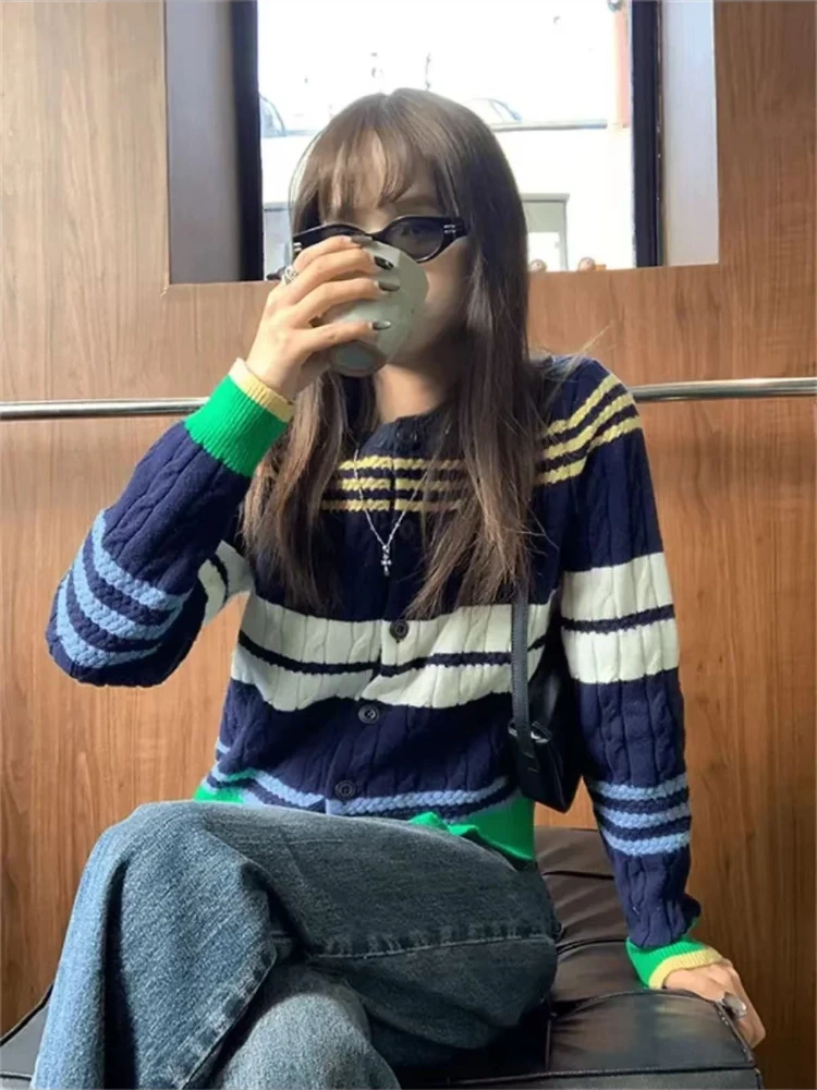 سترة نسائية كورية مخططة على طراز Preppy لربيع وخريف 2025 سترة محبوكة واحدة الصدر برقبة دائرية ملابس خروج كلاسيكية Y2k