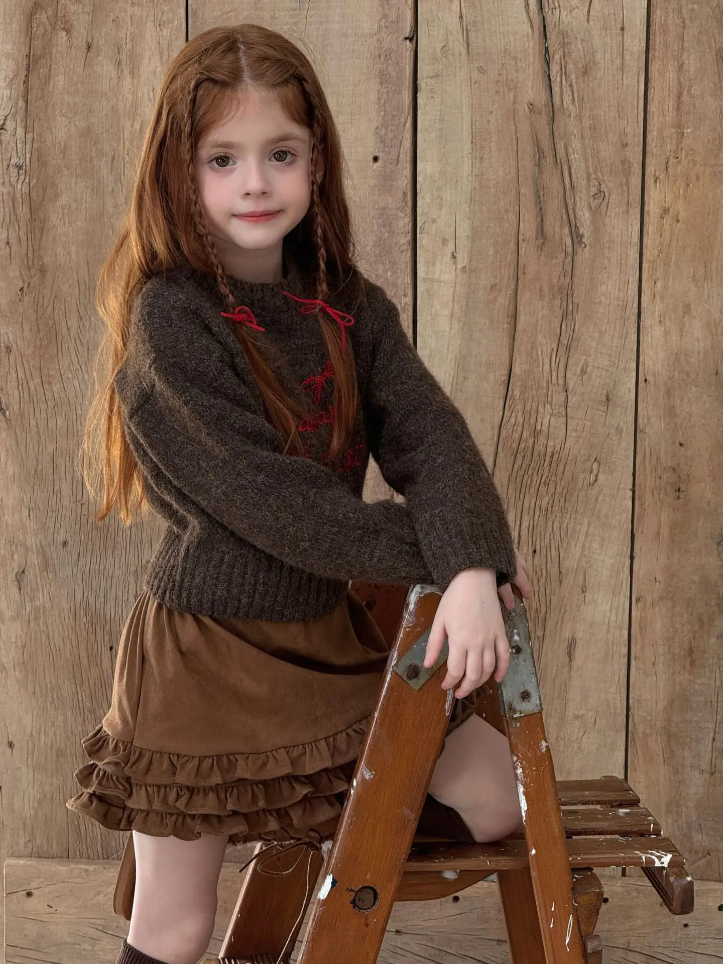 2025 شتاء جديد الأطفال رسالة مطرزة الجولة الرقبة سميكة معطف بقلنسوة الفتيات الكورية محبوك بلوزة سميكة