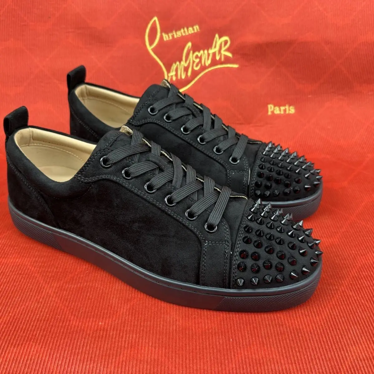 2025 nuevos zapatos de hombre de suela roja, zapatos casuales bajos con cordones y decoración de remaches, zapatillas duraderas ligeras y elegantes