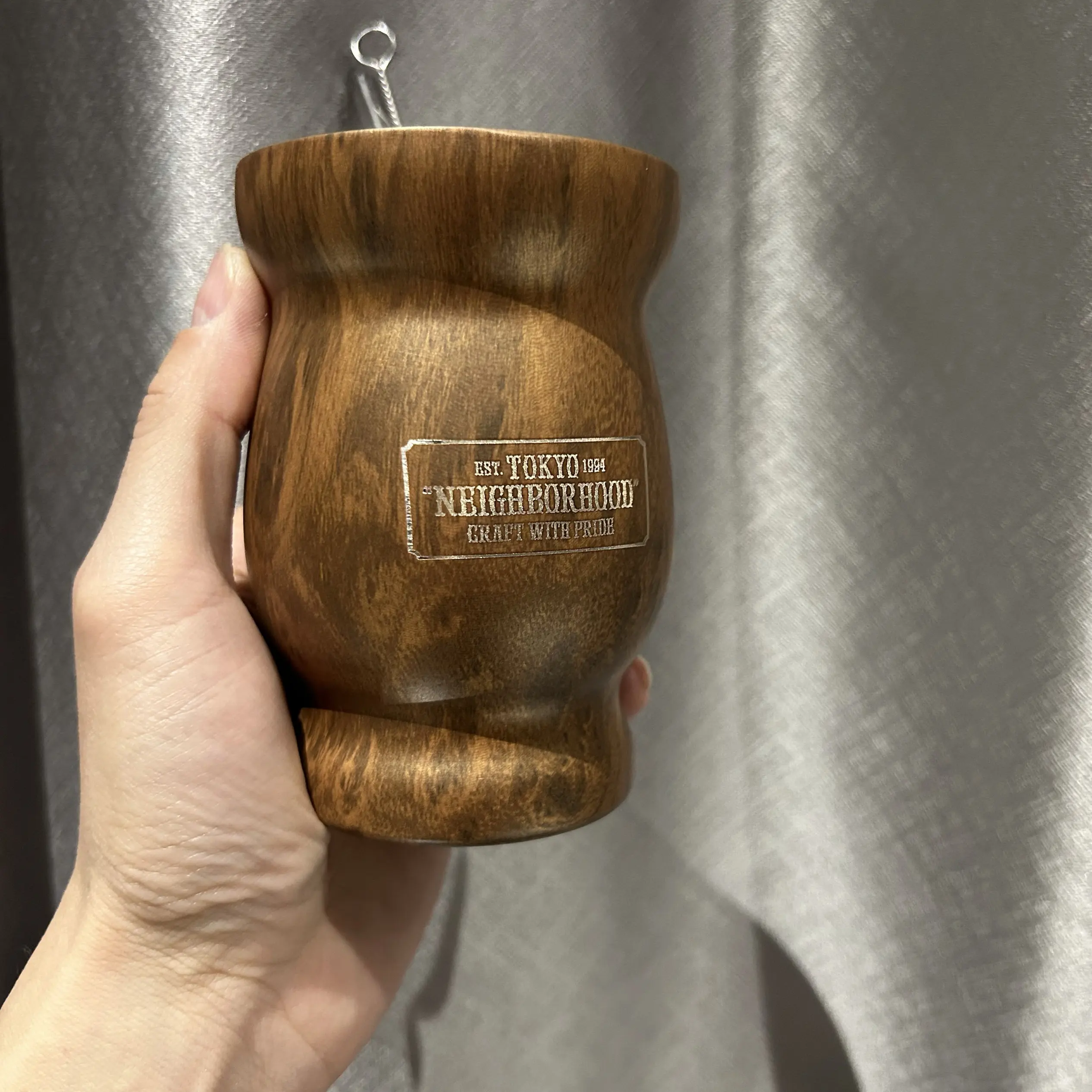 Modern Metallic Travel Mug with Integrated Suction Straw and Spoon Holder • 230ml Capacity • Nordic-Inspired Wood Grain Finish