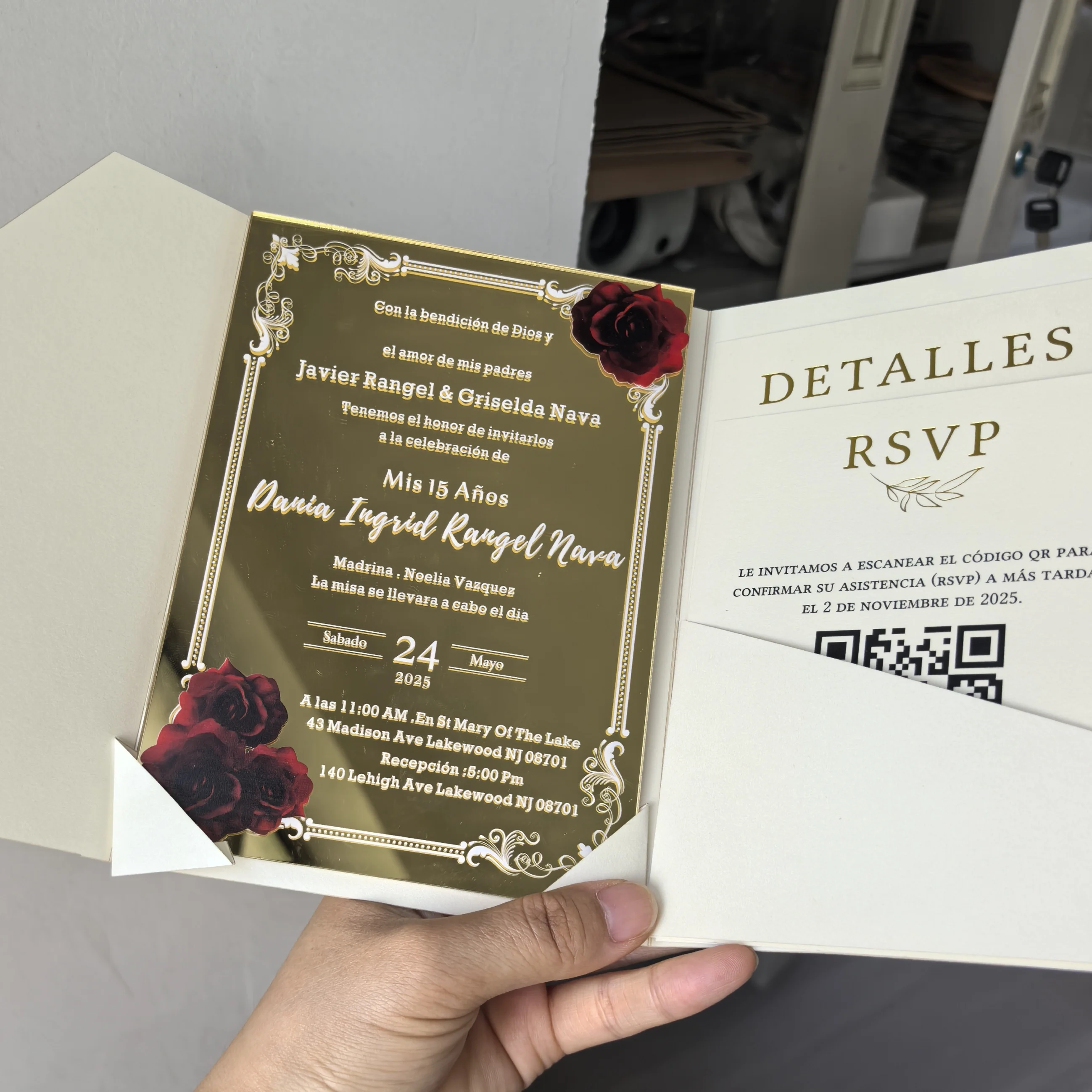 Tarjeta acrílica con soporte triple plegado personalizado con bolsillo Rsvp y foto debajo del área donde las invitaciones acrílicas espejo dorado