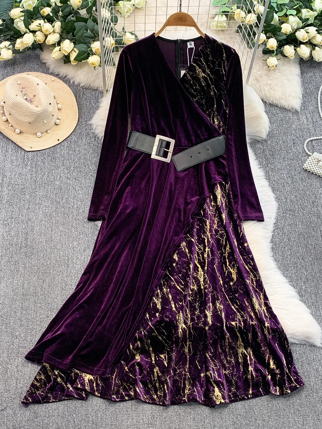 レトロエレガントなVネックベルベットドレス、ゴールド刺繍、アシンメトリーヘムライン、スリムハイウエスト、高級ロングスリーブ、ボールガウンドレス
