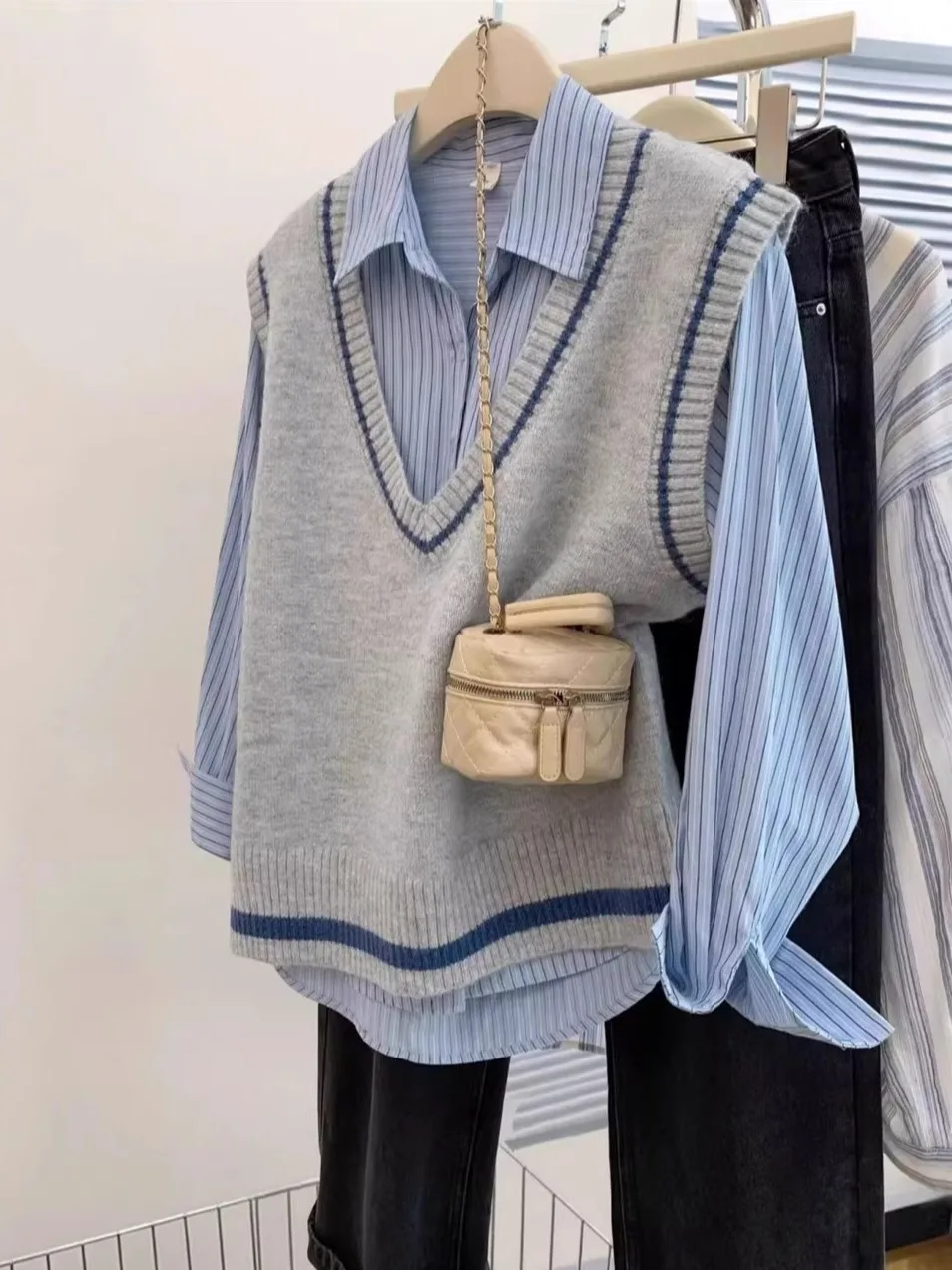 

Женский вязаный жилет с V-образным вырезом, корейский свободный свитер, верхний слой, модный, для поездок на работу, обычная длина, средний теплый цвет