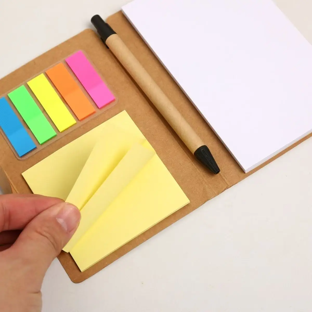 دفتر ملاحظات بسيط مع ملاحظات لاصقة وقلم متعدد الوظائف وملصقات ملصقات للمذكرات وقائمة التسوق وقرطاسية الطلاب