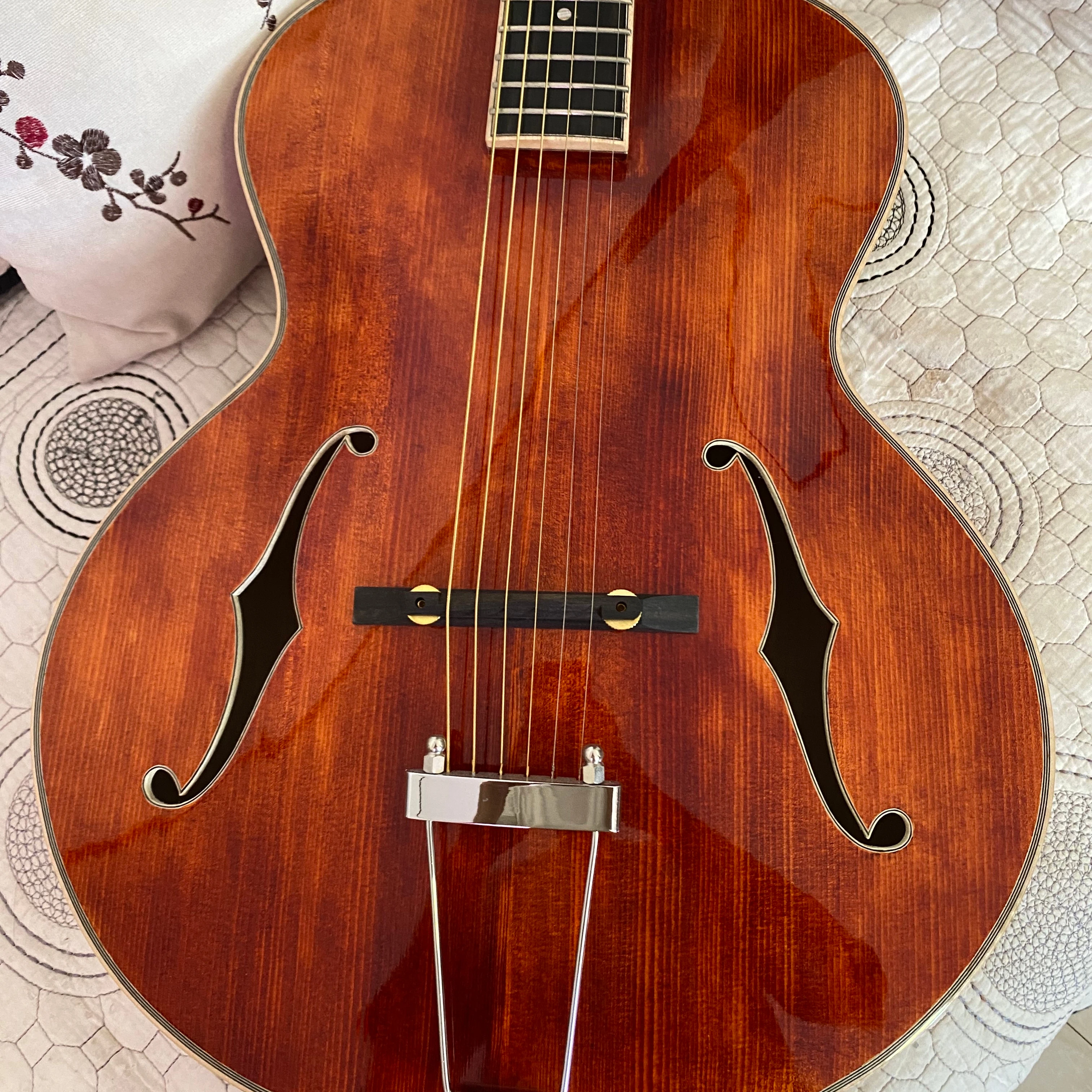 

Yunzhi Handcrafted Jazz Guitar Carved Solid Maple Hollow Body Ebony Customizable Acoustic Electric Archtop Instrument