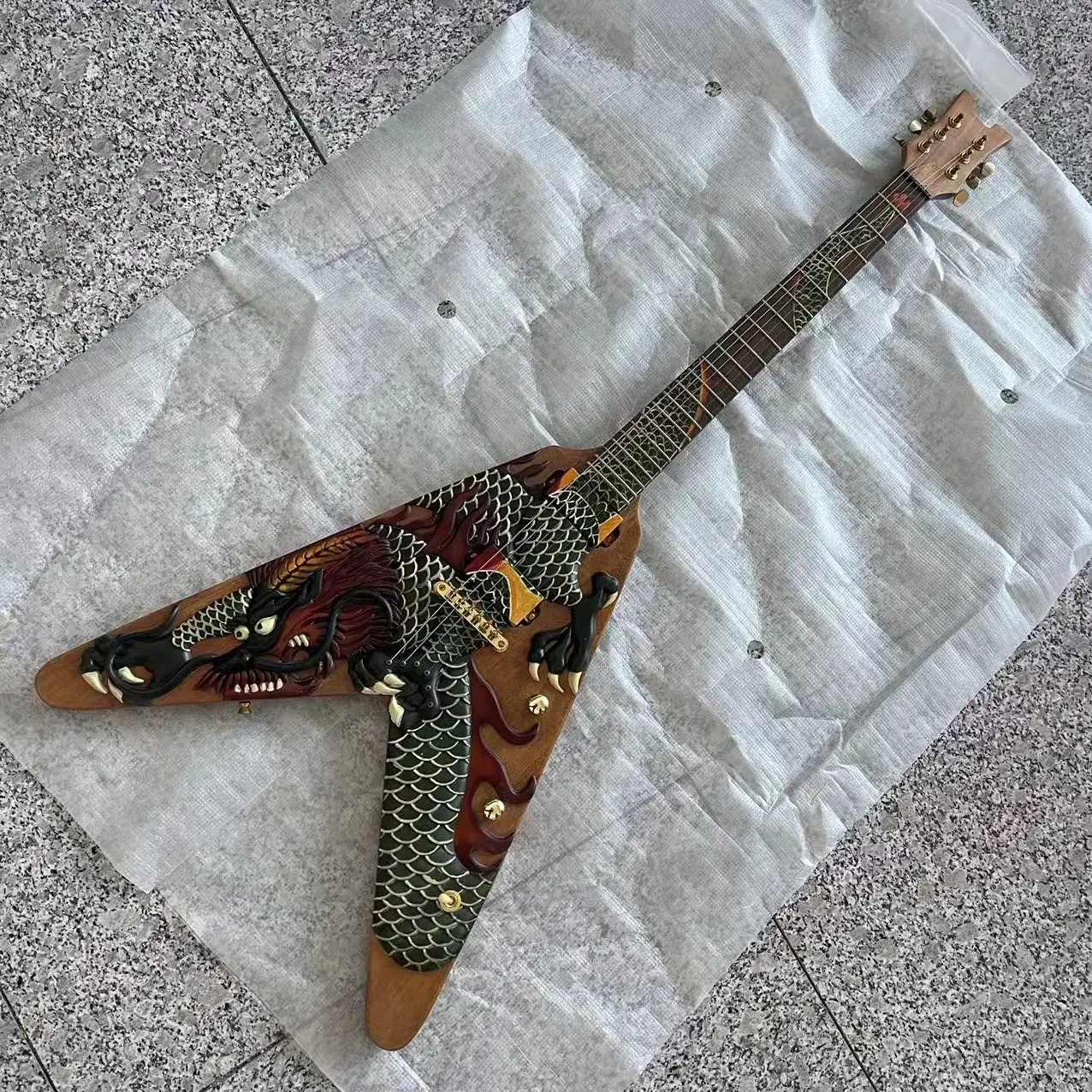 Em estoque, guitarra elétrica esculpida em forma de V em forma de dragão de 6 acordes, corpo desenhado à mão, fotos de envio reais, pedido enviado denaro