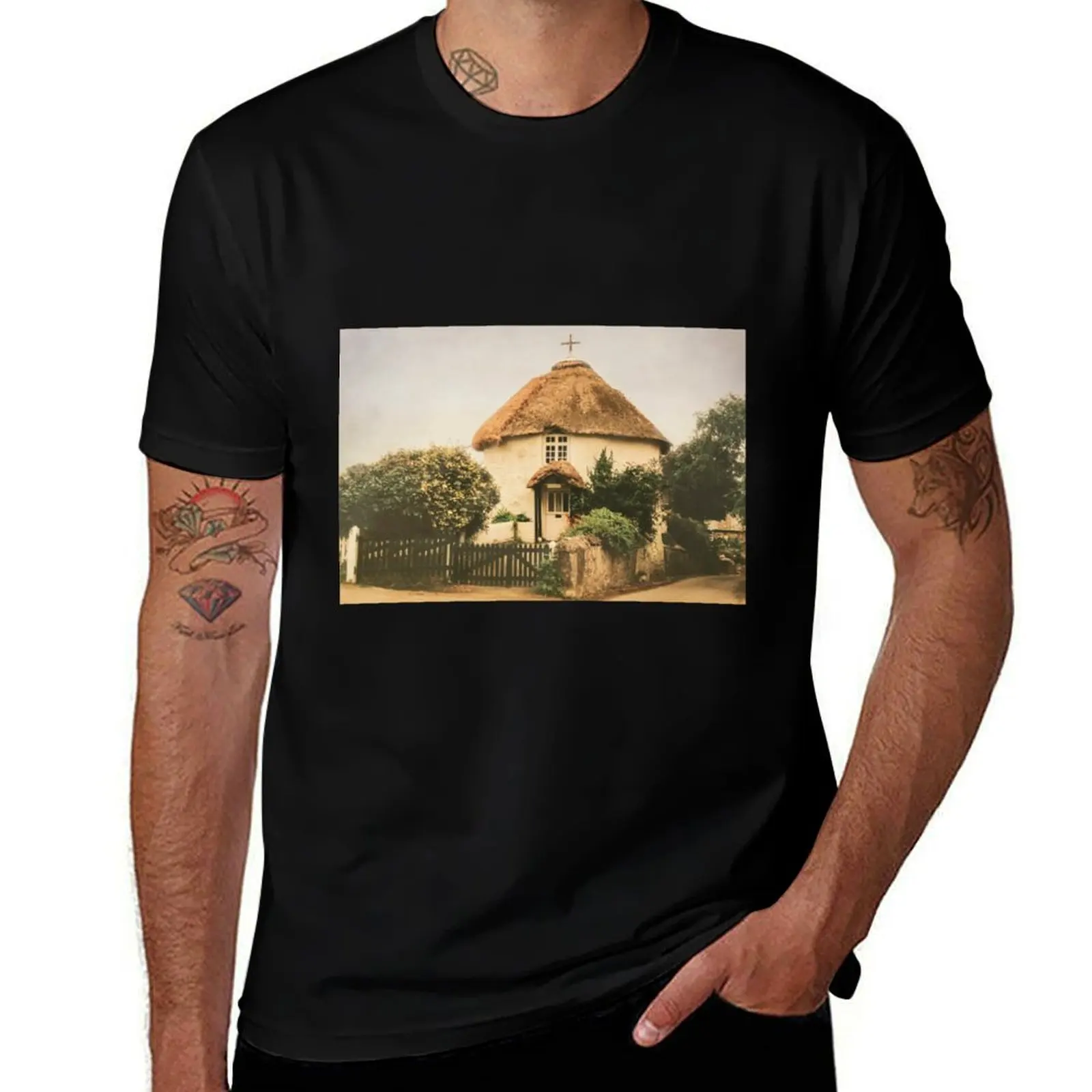 Round House at Veryan, Cornwall T-Shirt Summer Fashion Casual Tee Shirt T-Shirt