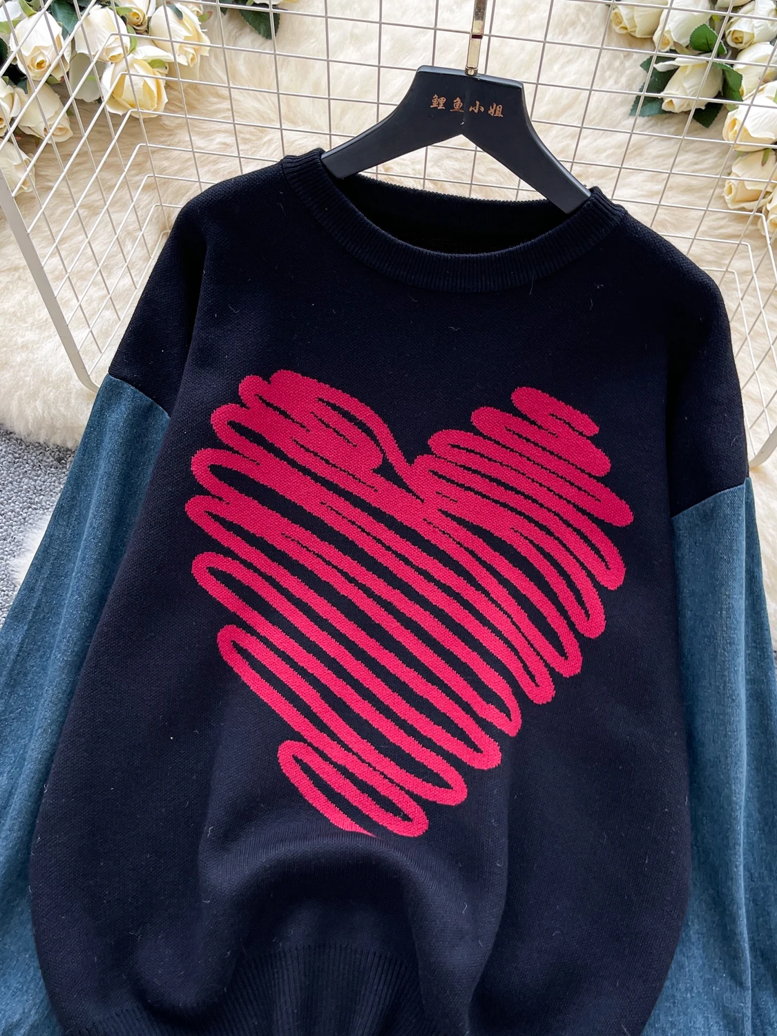 سترة محبوكة كاجوال للنساء فضفاضة بأكمام طويلة مع تطعيمات من الدنيم للخريف والشتاء، قطعة علوية أنيقة تقلل من مظهر العمر ومناسب...