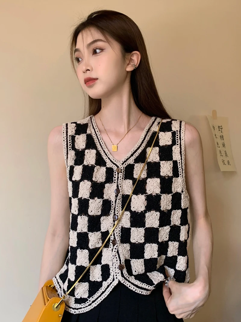 2Colors 2022 Korean style v neck sleeveless checkerboard knitted vest sweaters womens knitted sweaters and Pullovers (C3627)