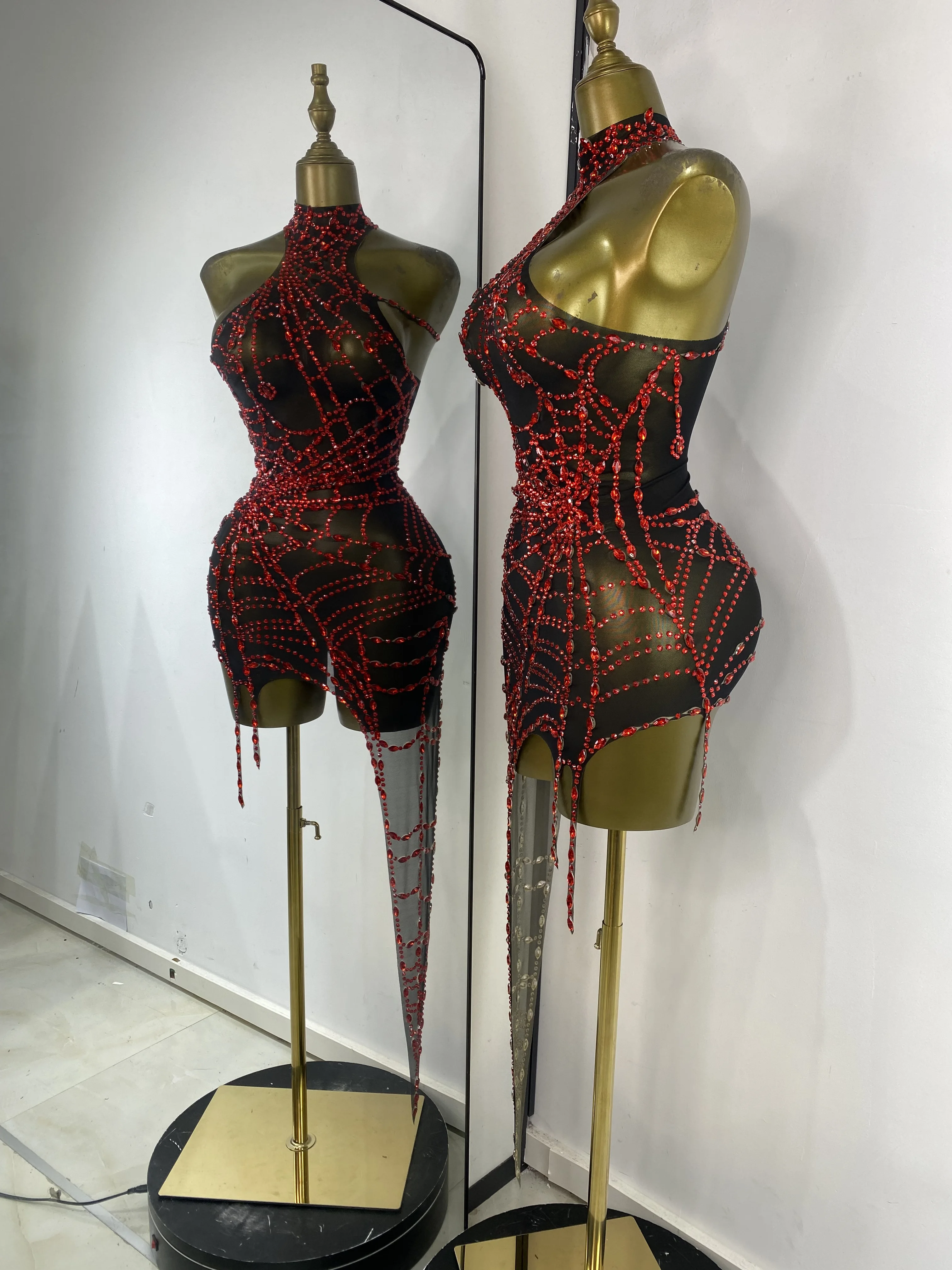 الجملة K-pop أزياء مسرحية أحجار الراين الحمراء شبكة سوداء قطع غير المتماثلة Bodycon البسيطة Nightbar نادي فساتين دروبشيب