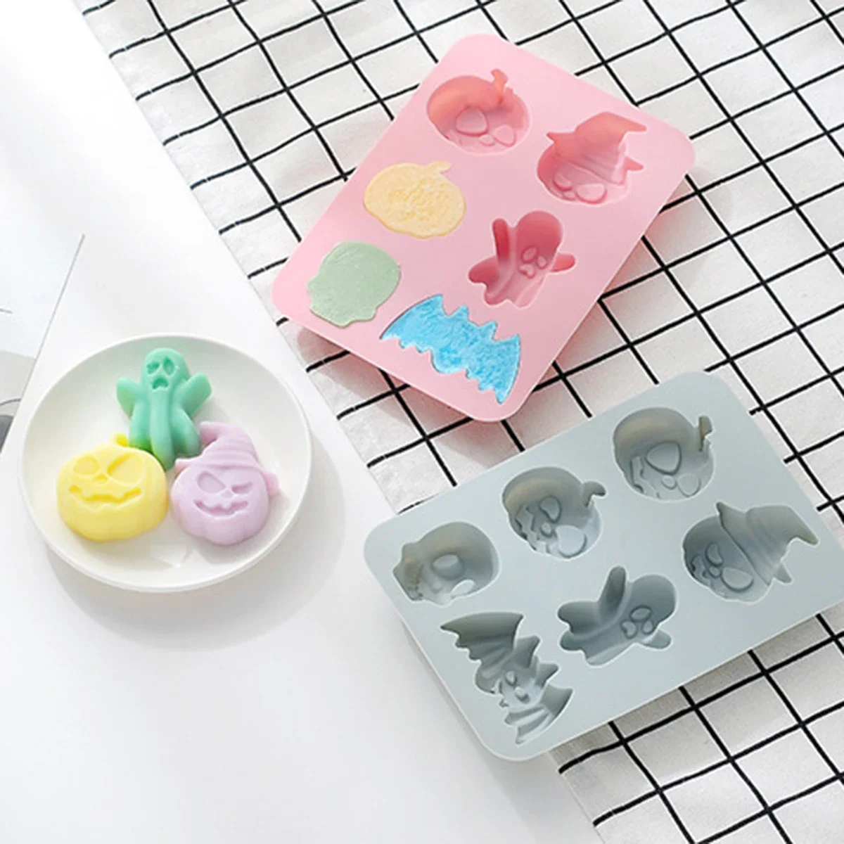 

1PC-Silicone 6-link cake mold is funny and easy to demold. Ice cream mold, ice grid, ice cubes, candy, pastry mold, chocolate
