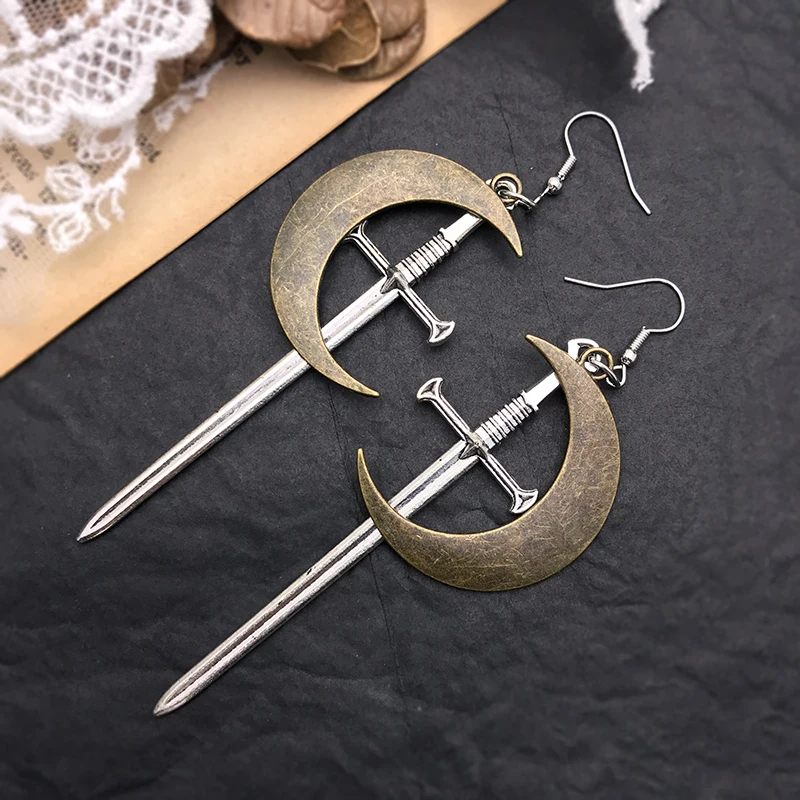 Pendientes de espada Gótica para hombre y mujer, aretes largos colgantes de Luna Vintage, joyería gótica Punk, accesorios de Halloween