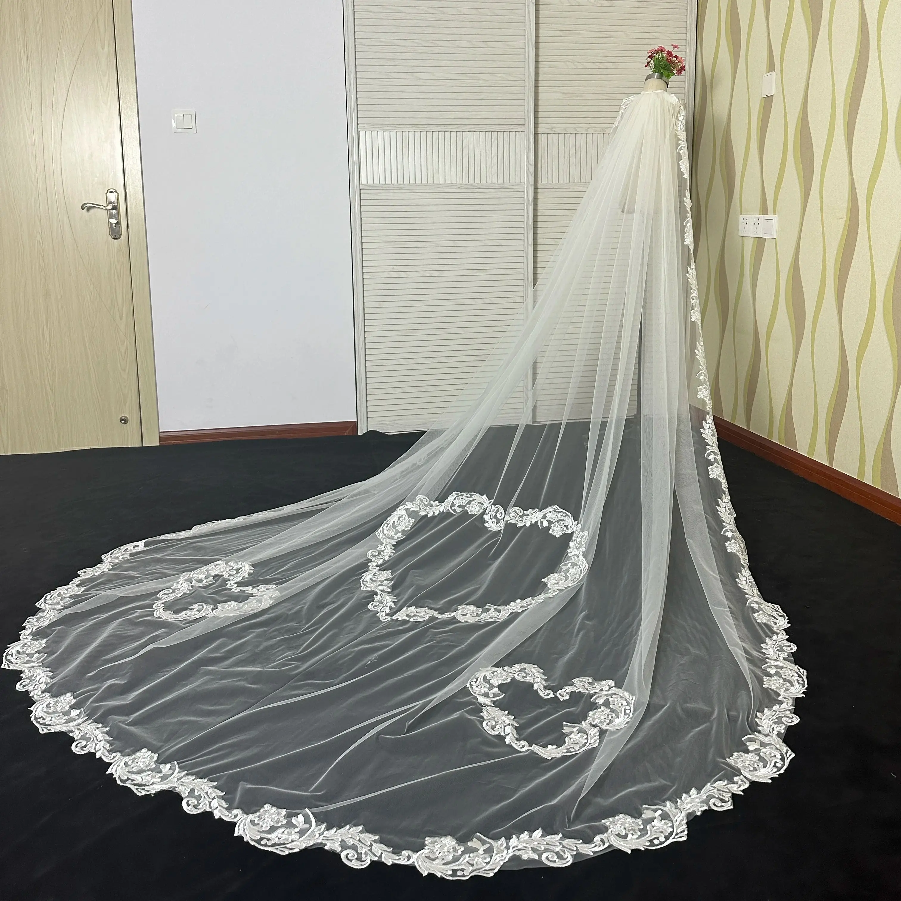 Real Photos 3.5 Meters Long Wedding Veil Lace Appliques Heart Pattern One Layer Bridal Veil with Comb Wedding Accessories