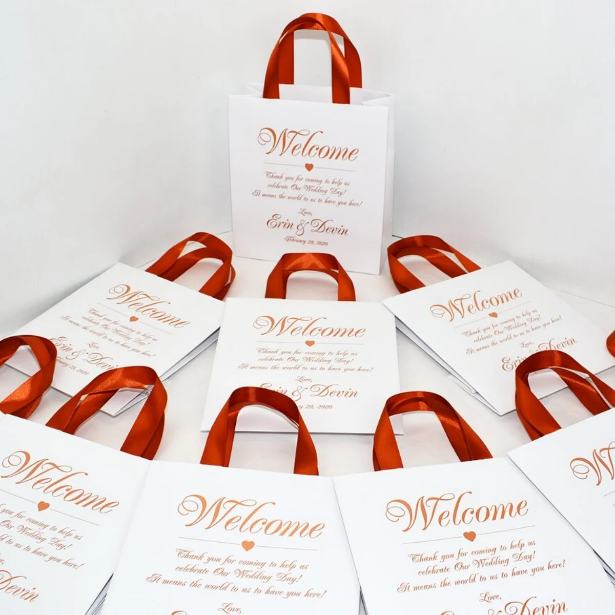 

Свадебные сумки Welcome с ручками из атласной ленты и вашими именами, элегантные персонализированные свадебные подарки и сувениры с благодарностью для гостей