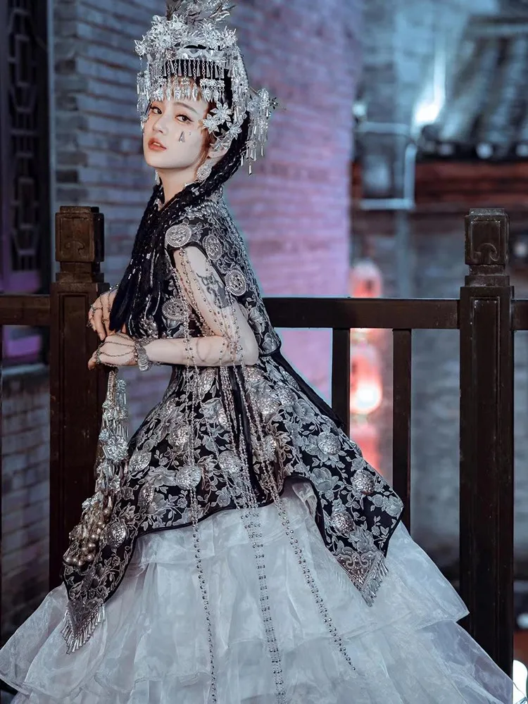 女性の写真用のダークで2色のエスニック衣装、エキゾチックなパフォーマンス衣装