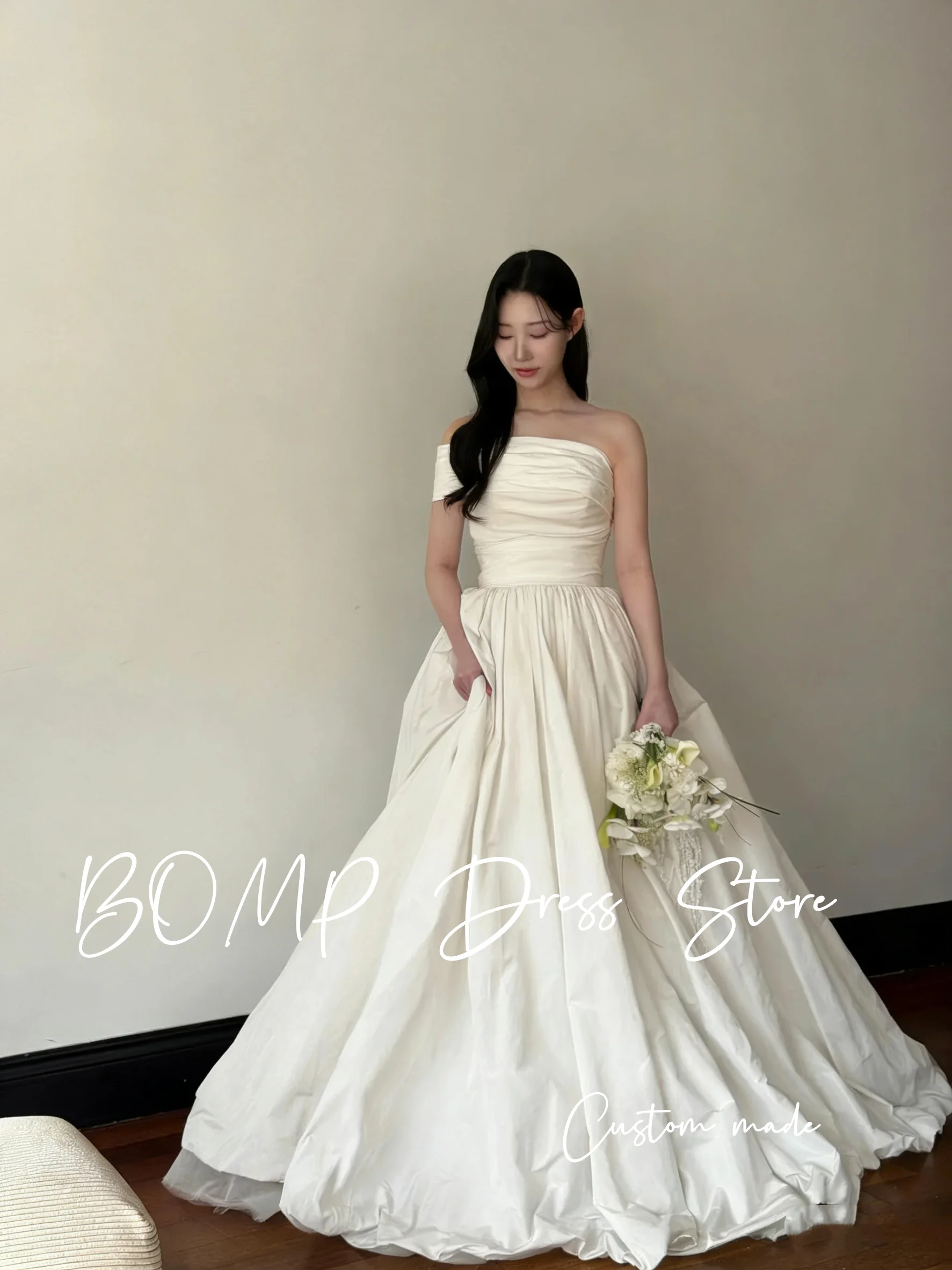 ชุดแต่งงานผ้าทาฟต้าสีงาช้างแบบหรูหรา แบรนด์ BOMP แบบไหล่เดียว สไตล์เกาหลี สำหรับถ่ายภาพงานแต่งงาน ชุดรับแขกเจ้าสาว สามารถสั่งตัดได้