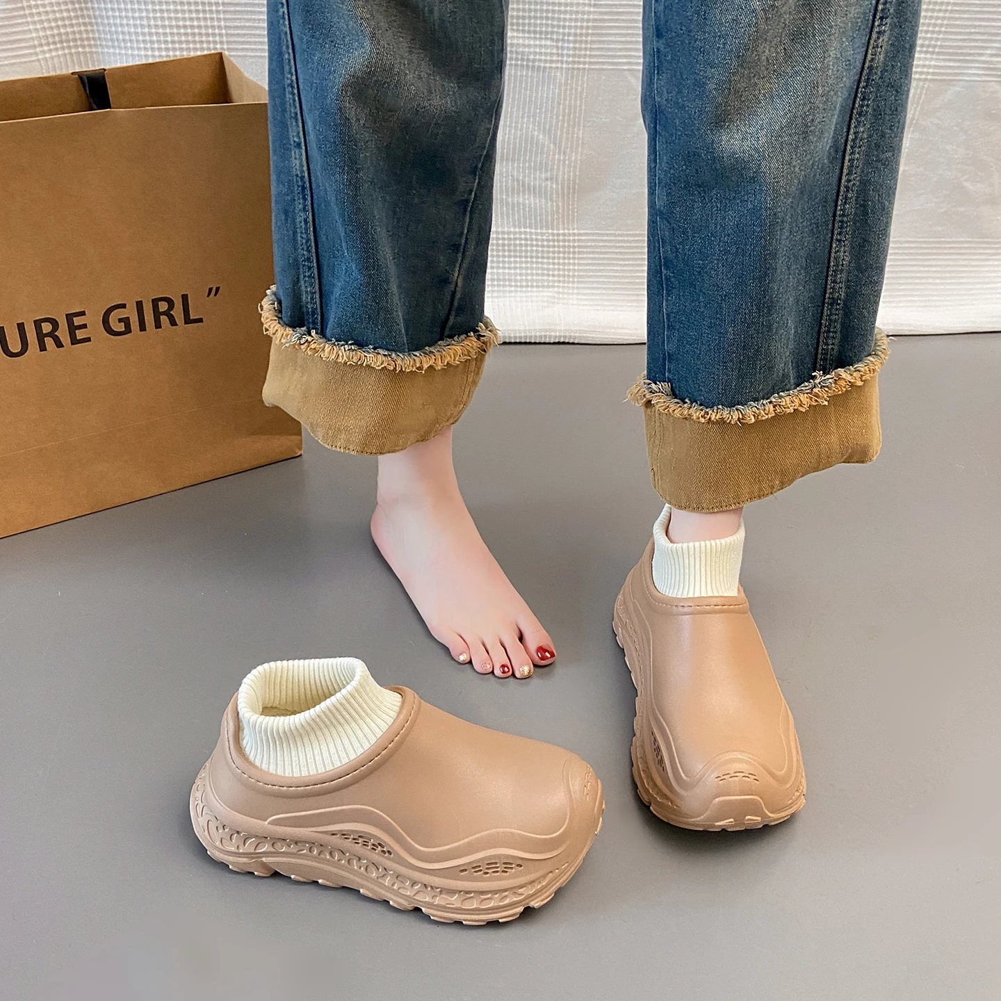 شباشب قطنية مبطنة ودافئة جديدة للشتاء، أحذية خارجية مقاومة للماء والثلج. أحذية قطنية مقاومة للانزلاق ومقاومة للاهتراء