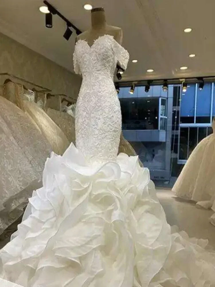 Suknia ślubna z koronkowymi aplikacjami, odkryte ramiona, nowoczesny styl, tren sweep, sznurowany tył, kaskadowe falbany, Vestidos Noiva