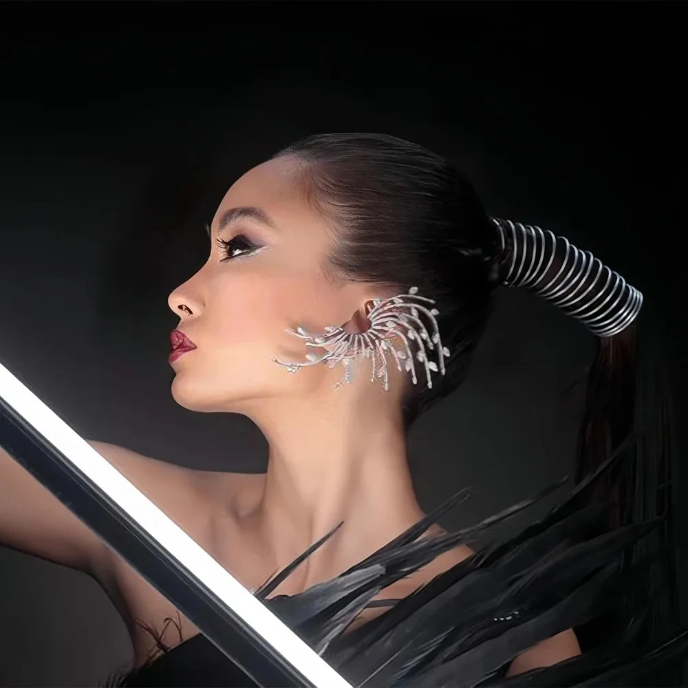 

Exaggerated Leaves Rhinestone Ear Cuff Non Piercing Jewelry for Women Party Charming Baroque Ear Clips Statement Accessories