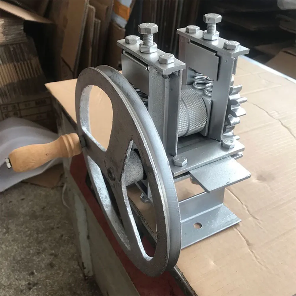 Small hand-operated strip breaking machine Bamboo strip slitter Bamboo strip layering machine Bamboo strip separation