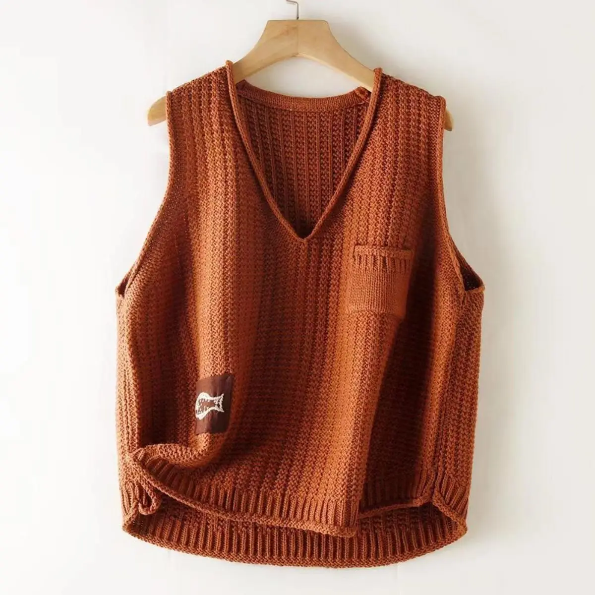 Retro Label Knitted V-Neck Vest Loose Casual Overhead Women's Jacket Spring 2025 New Style plus Size Commute Wind Pure Color