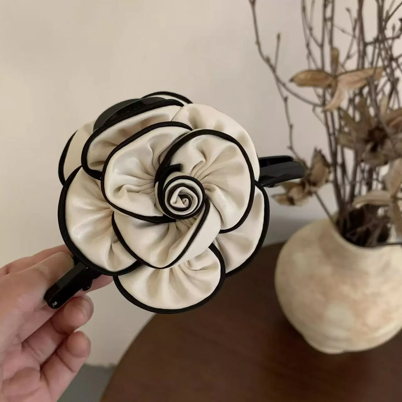 Grampo de cabelo de tecido feito à mão Camélia - Acessório de cabelo versátil estilo Petite Chanel, grampo de cabelo, presilha de cabelo, garra de cabelo