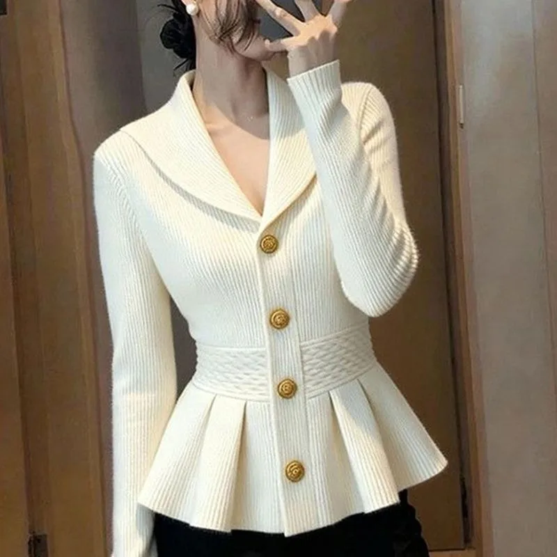 

A New French White V-neck Short Knitted Top for Women with Goddesses' Style and Fashionable Commuting Cardigan for Women Outcoat
