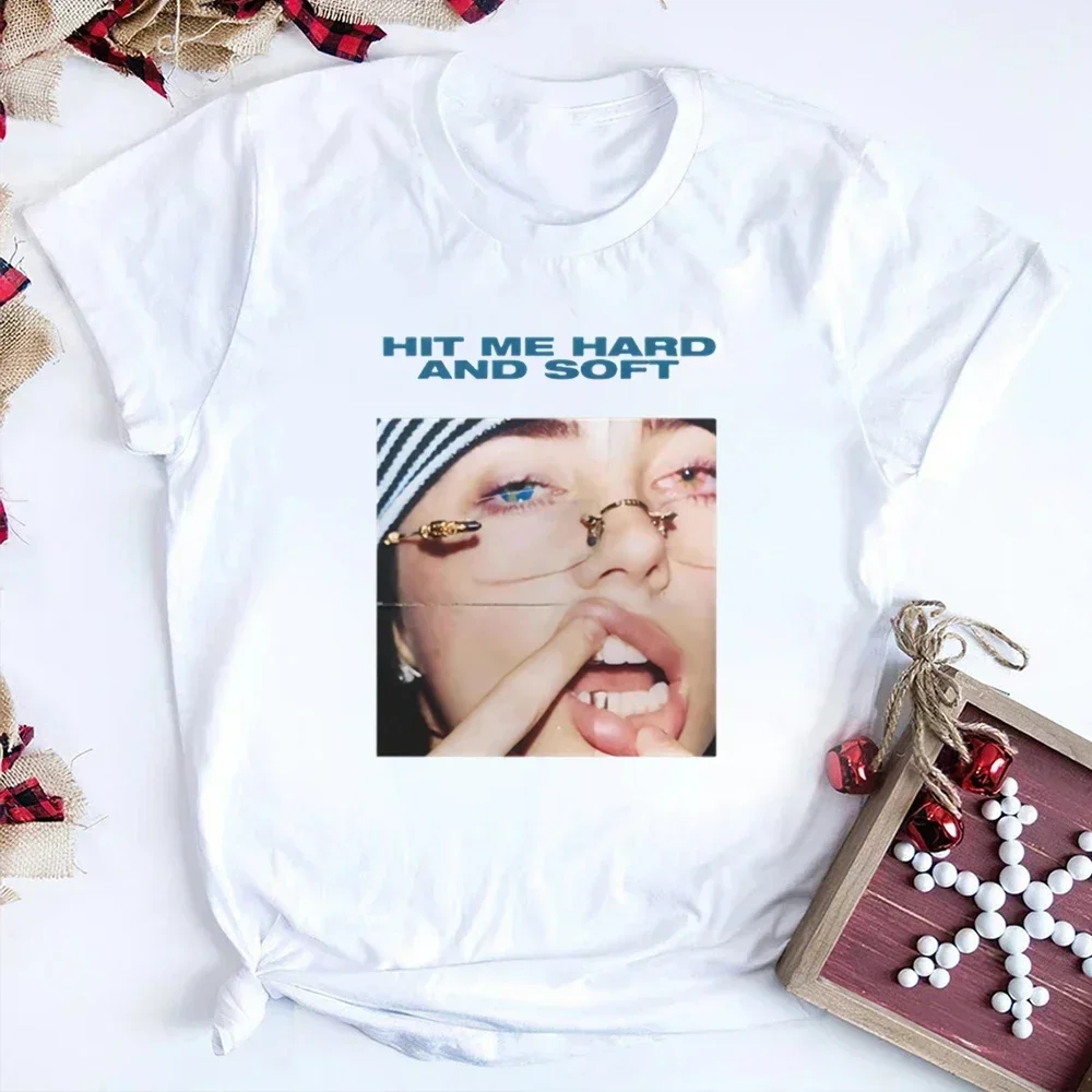2025 ألبوم جديد Hit Me الصلب والناعم Gildan ألبوم جديد l AMOUR DE MAvie B.Eiilish أغنية تي شيرت للجنسين Y2K قميص مطبوع B-Billi Tee