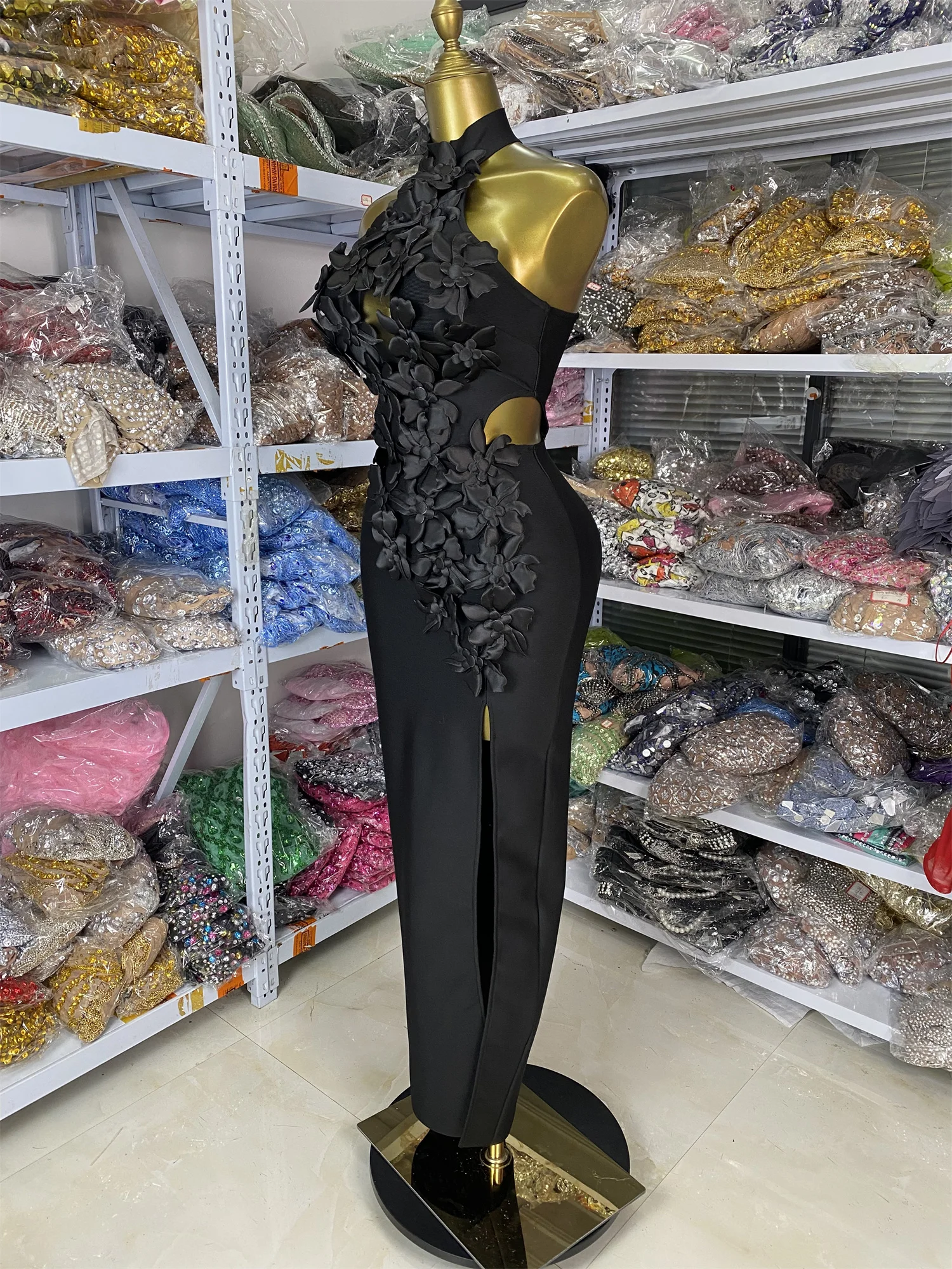 فستان بأشرطة للبيع بالجملة من المصنع لعام 2026 فستان نسائي فاخر بدون أكمام مزين بالزهور مفتوح الساق طويل للحفلات المسائية