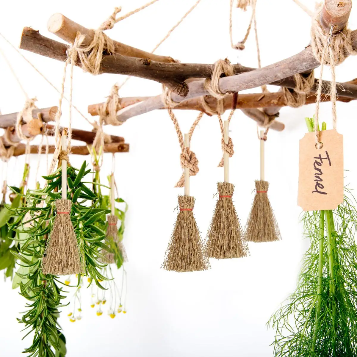 Mini scopa giocattolo durevole artigianale di paglia decorazioni di Halloween strega appesa puntello accessori per feste per bambini ornamenti in legno artigianato di paglia