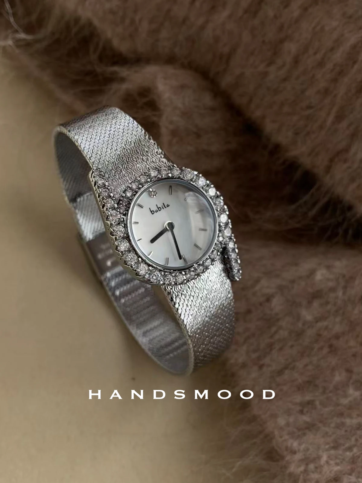 ساعة نسائية أنيقة، طراز ريترو، موضة مستديرة، ساعة نسائية راقية، هدايا للنساء، إكسسوارات نسائية، هدايا نسائية