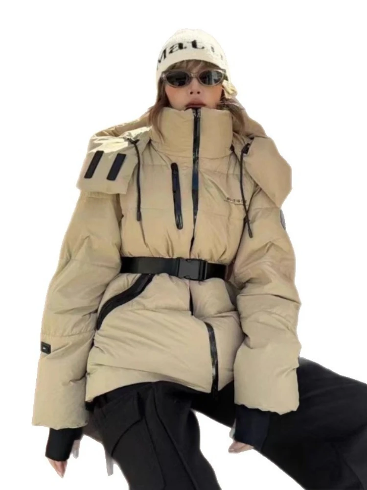 เสื้อแจ็คเก็ตดาวน์แบบใหม่สำหรับฤดูหนาวปี 2025 เสื้อพาร์กาสั้นมีฮู้ดสำหรับผู้หญิง เสื้อผ้าแฟชั่นหนา อุ่น บุด้วยขนเป็ดขาว 90% เสื้อโค้ทพัฟเฟอร์สำหรับใส่เป็นเสื้อนอก