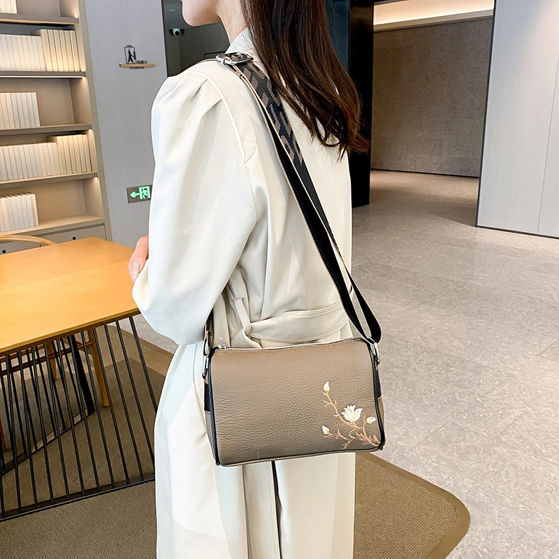 Sac à bandoulière en cuir PU brodé coréen polyvalent pour femmes, sac à bandoulière One Initiated, haute qualité, nouvelle mode automne, en vente, 2023