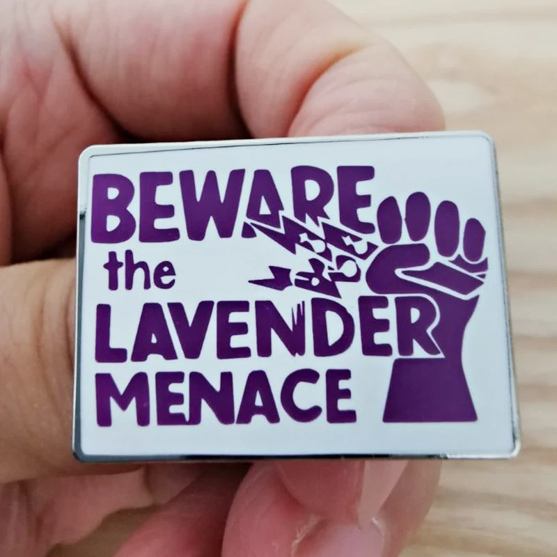 Broche de Metal com Design de Feministas Lésbicas: Um Símbolo de Resistência e Estilo com o Pingay